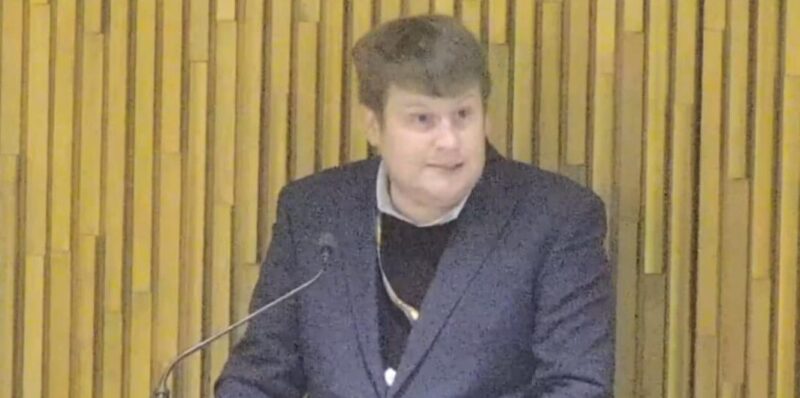 Cllr Alex Hay responding to the debate in the council chamber